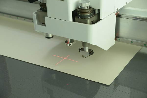 M&aacute;quina de corte digital de caixa de papel&atilde;o cortador CNC