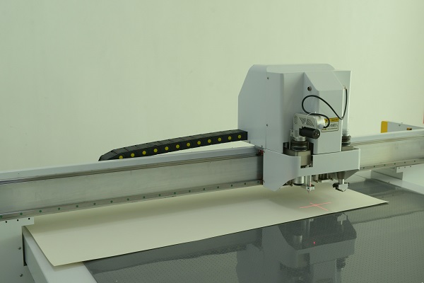 M&aacute;quina de corte digital de caixa de papel&atilde;o cortador CNC