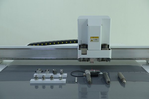 E Corte de cart&oacute;n corrugado con cuchilla oscilante de la m&aacute;quina cortadora de muestras digital de alta velocidad