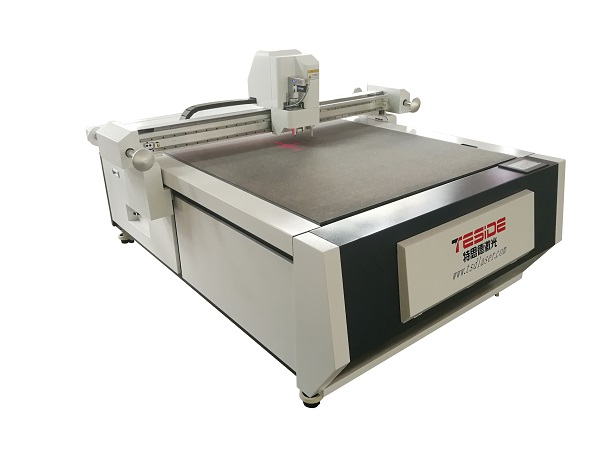 M&aacute;quina de corte e vinco de material impresso digital