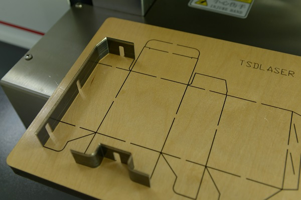 M&aacute;quina dobladora autom&aacute;tica CNC para troquelado 